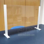 Schottwand mit Plexiglas-Barrierestütze