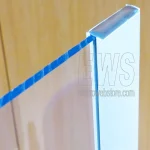 Schottwand mit Plexiglas-Barrierestütze