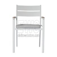 Silla de aluminio blanco Malibú reposabrazos de teca MCH03B